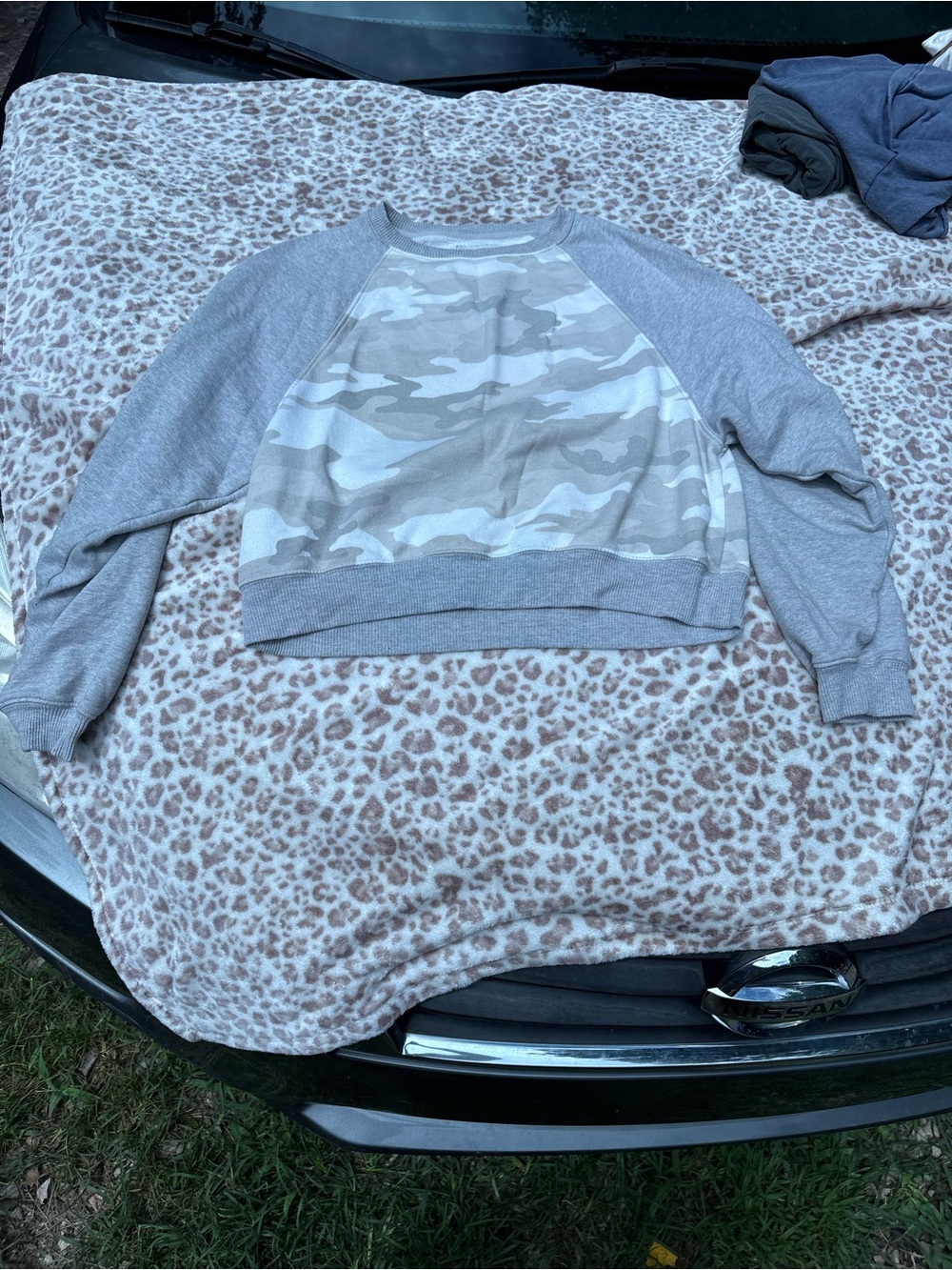 American Eagle Size Medium Grey Camo Raglan Crop Sweatshirt